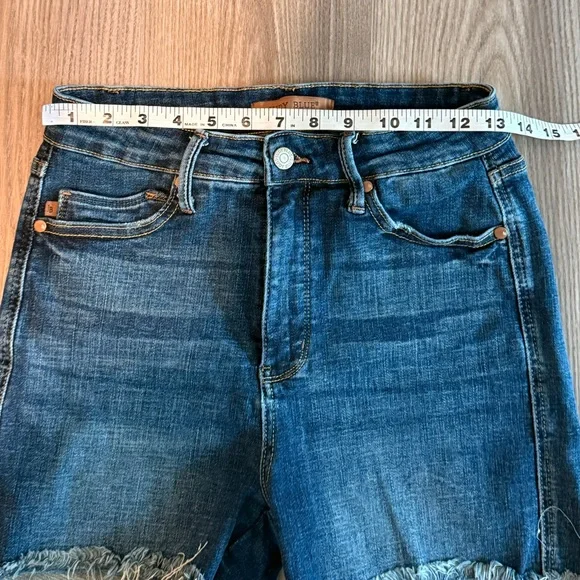 Judy Blue Fresh Bloom Tummy Control High Rise Raw Hem Jean Short size Medium - Picture 8 of 9